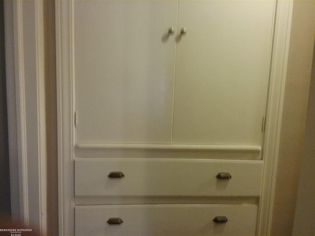 446 Fisher Road Grosse Pointe, MI 48230 - Photo 20 of 27 Upstairs built ins