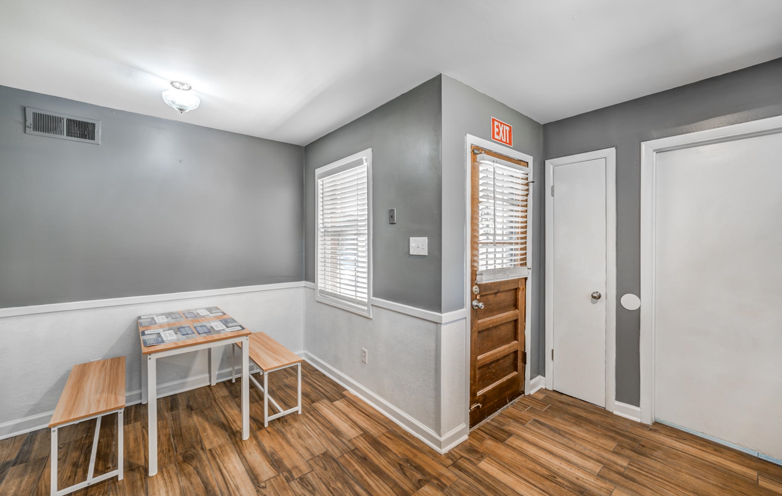 2865 Knightway Road Memphis, TN 38118 - Photo 10 of 19 a view of a livingroom with wooden floor and white walls