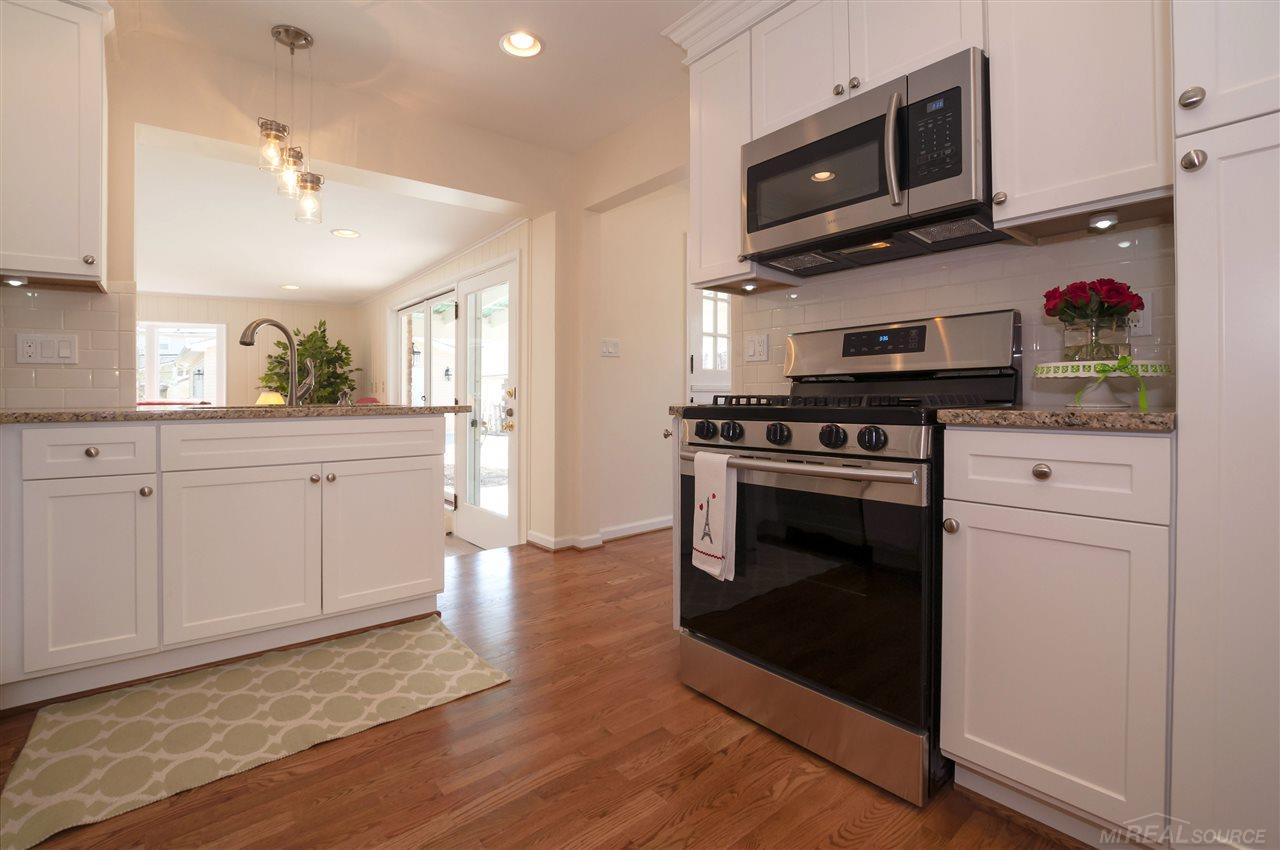 1155 Hampton Road Grosse Pointe Woods, MI 48236 - Photo 11 of 38