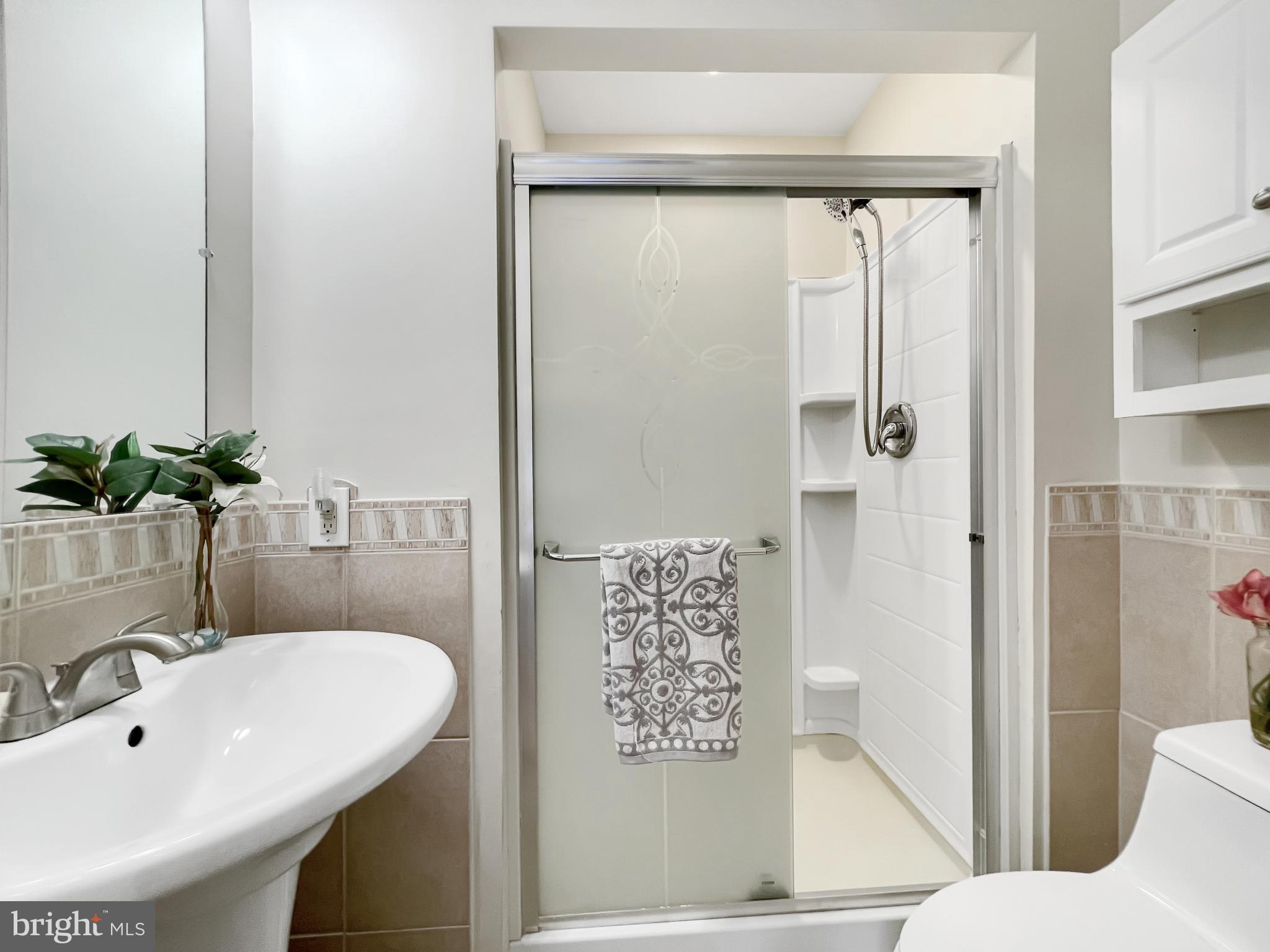 14602 Dufief Mill Road North Potomac, MD 20878 - Photo 24 of 66 Full Bathroom / Main Level