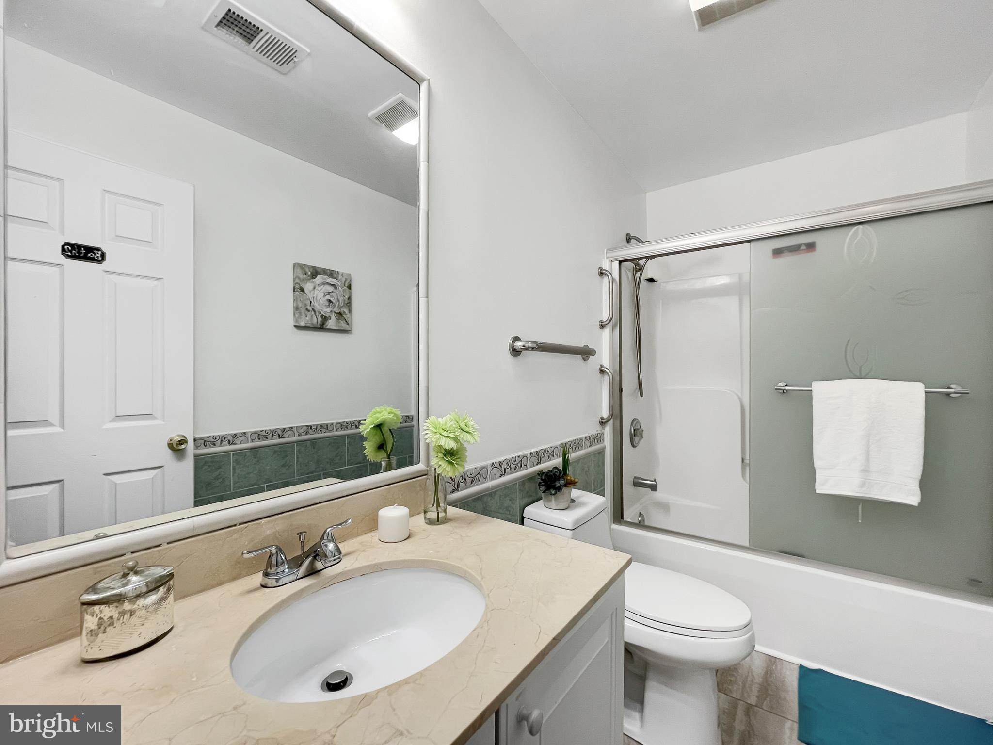 14602 Dufief Mill Road North Potomac, MD 20878 - Photo 34 of 66 Full Bathroom Upstairs