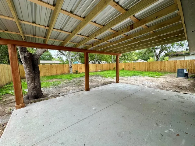 a view of a backyard