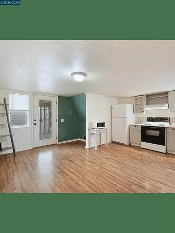 $1,600 | 326 1/2 Locust Street, Lodi, CA 95240