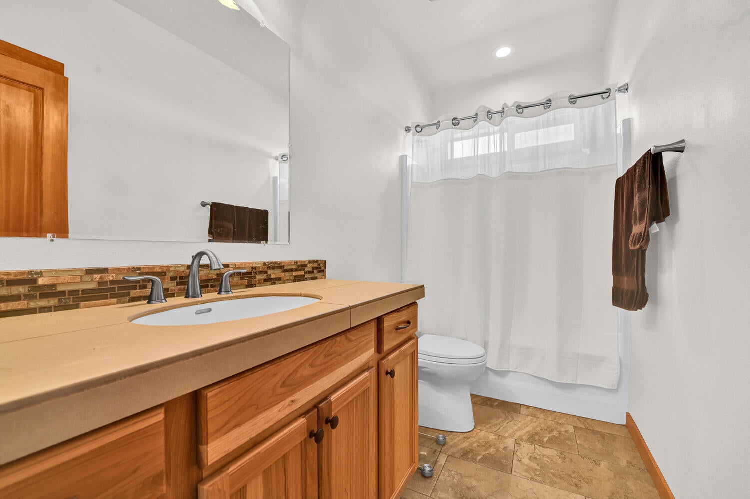 62860 Deschutes Road Bend, OR 97701 - Photo 26 of 34 Guest bath has tile accents and a full bath/tub combo