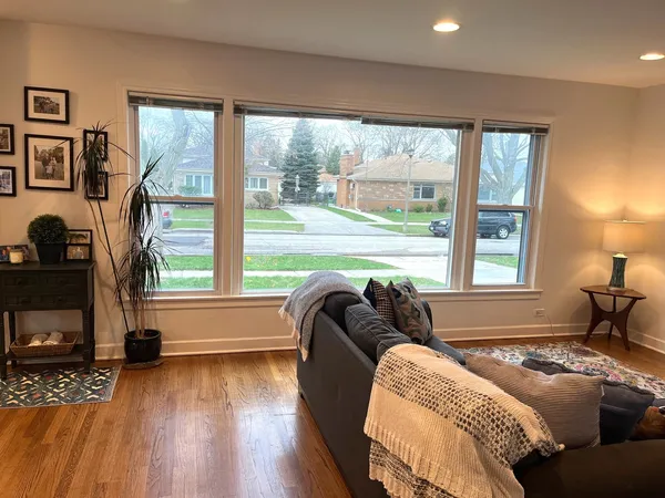 $3,500 | 8717 Karlov Avenue, Skokie, IL 60076