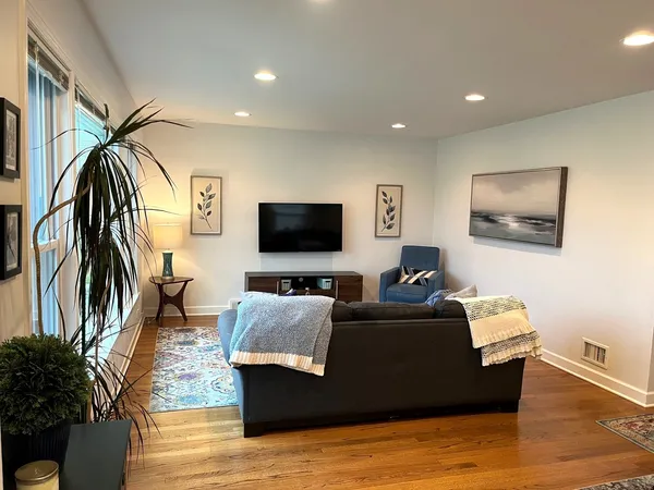 $3,500 | 8717 Karlov Avenue, Skokie, IL 60076