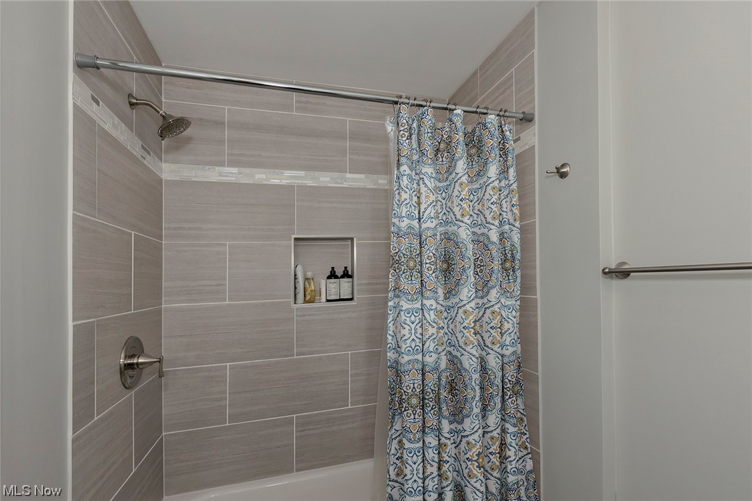 24101 Hazelmere Road Beachwood, OH 44122 - Photo 15 of 25 Fresh, full bathroom on the first floor.