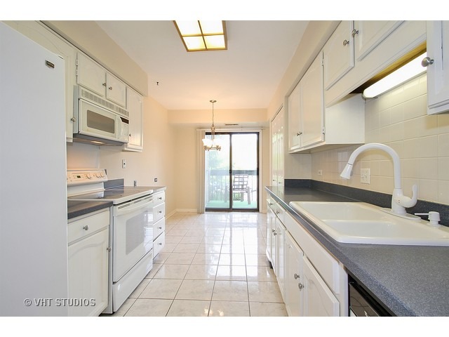 1831 Mission Hills Road, Unit 108 Northbrook, IL 60062 - Photo 3 of 10