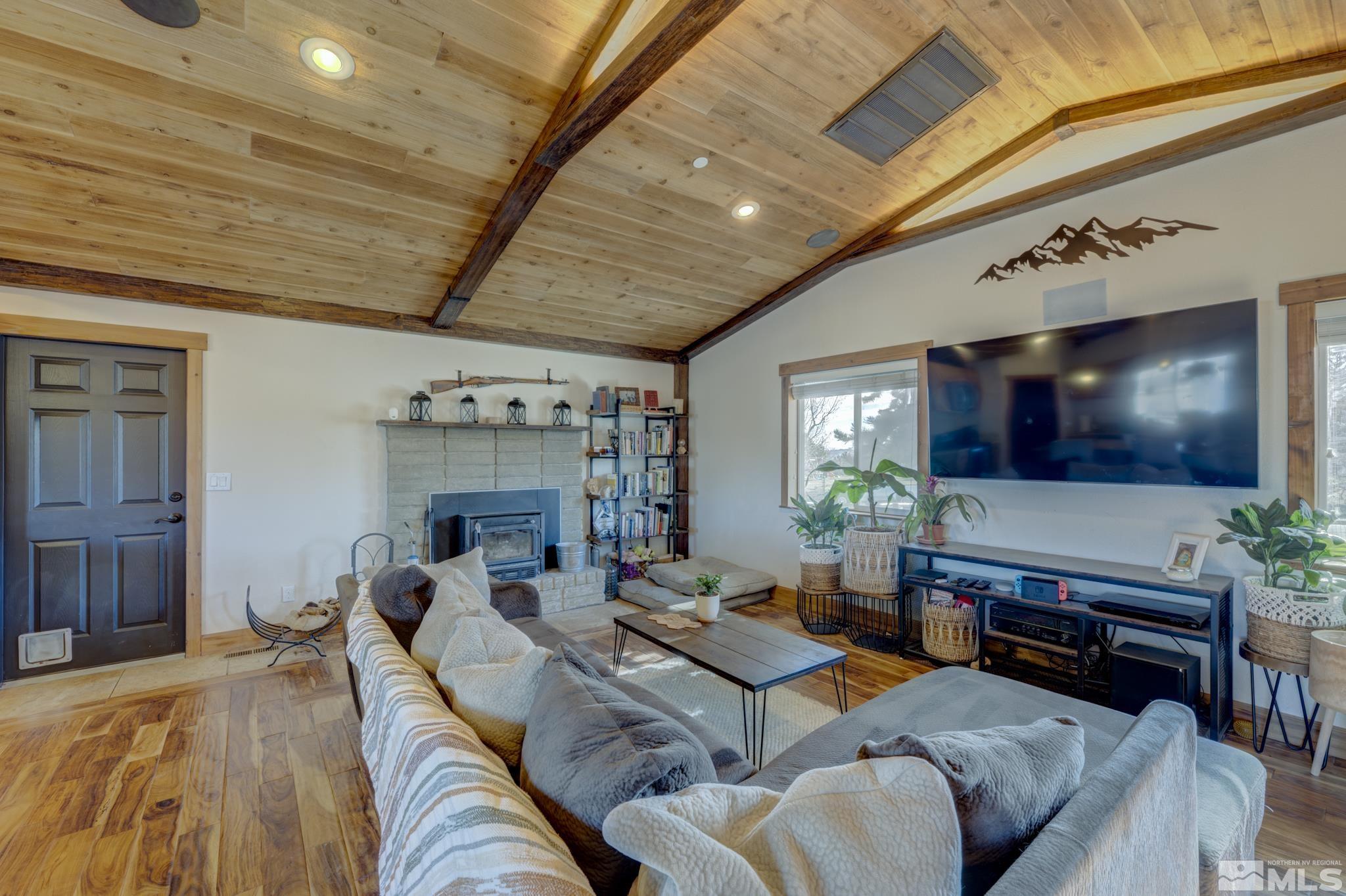 10500 Wells Fargo Road Reno, NV 89508 - Photo 6 of 37 a living room with furniture and a flat screen tv