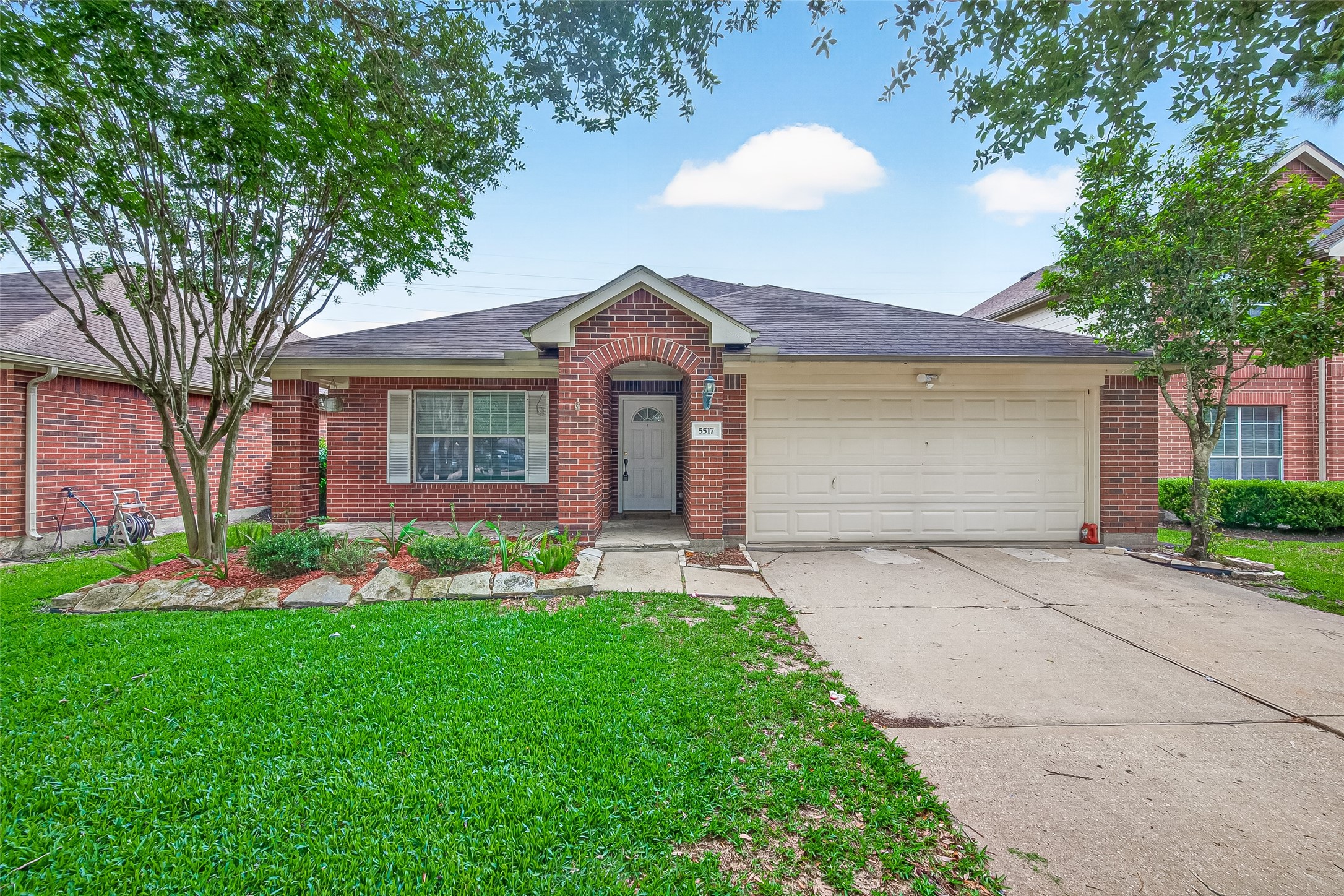 5517 Autumn Ash Lane Rosharon, TX 77583 - Photo 1 of 50 a front view of house with yard and green space