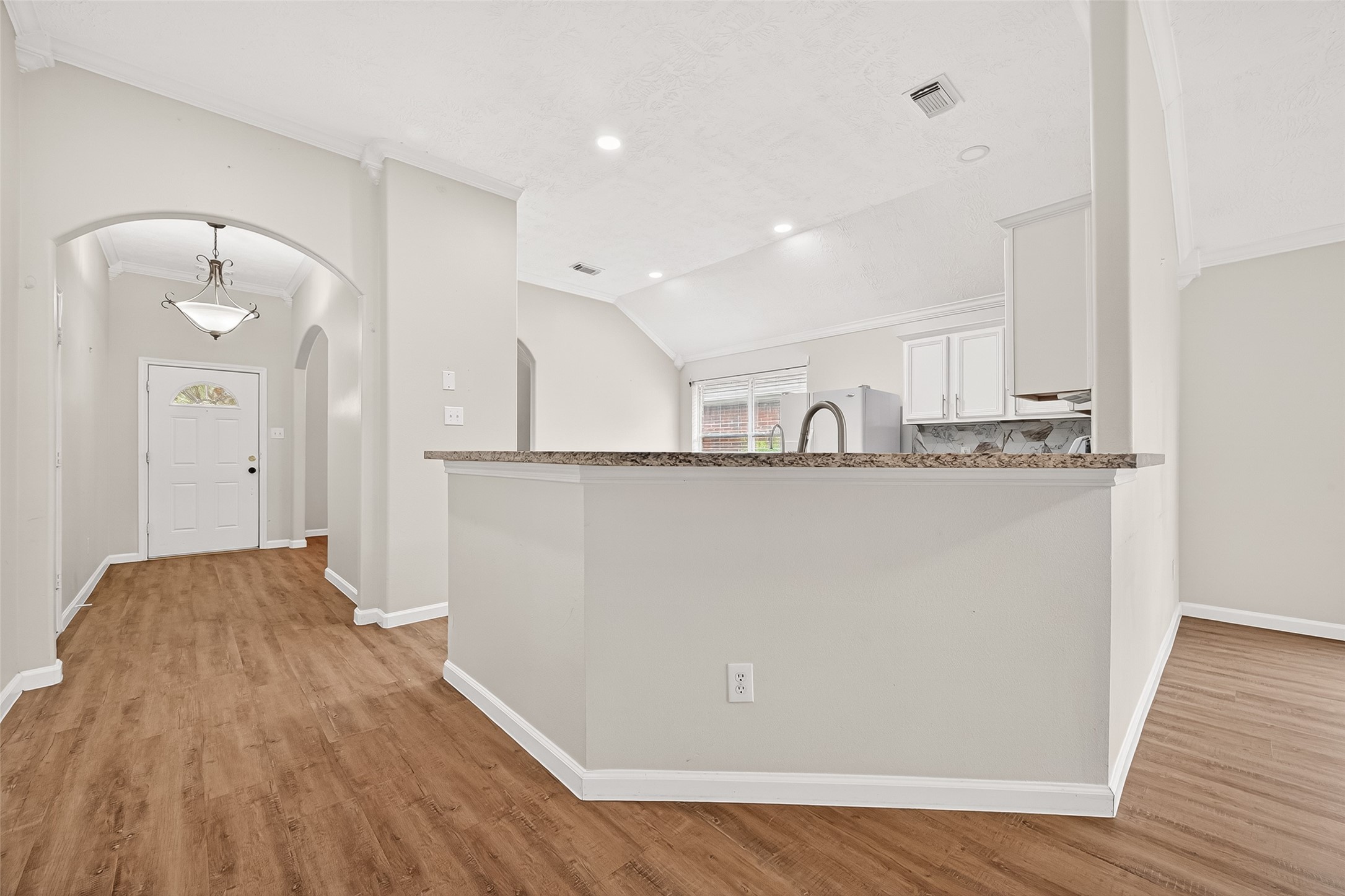 5517 Autumn Ash Lane Rosharon, TX 77583 - Photo 22 of 50 a floor with wooden floor and cabinets