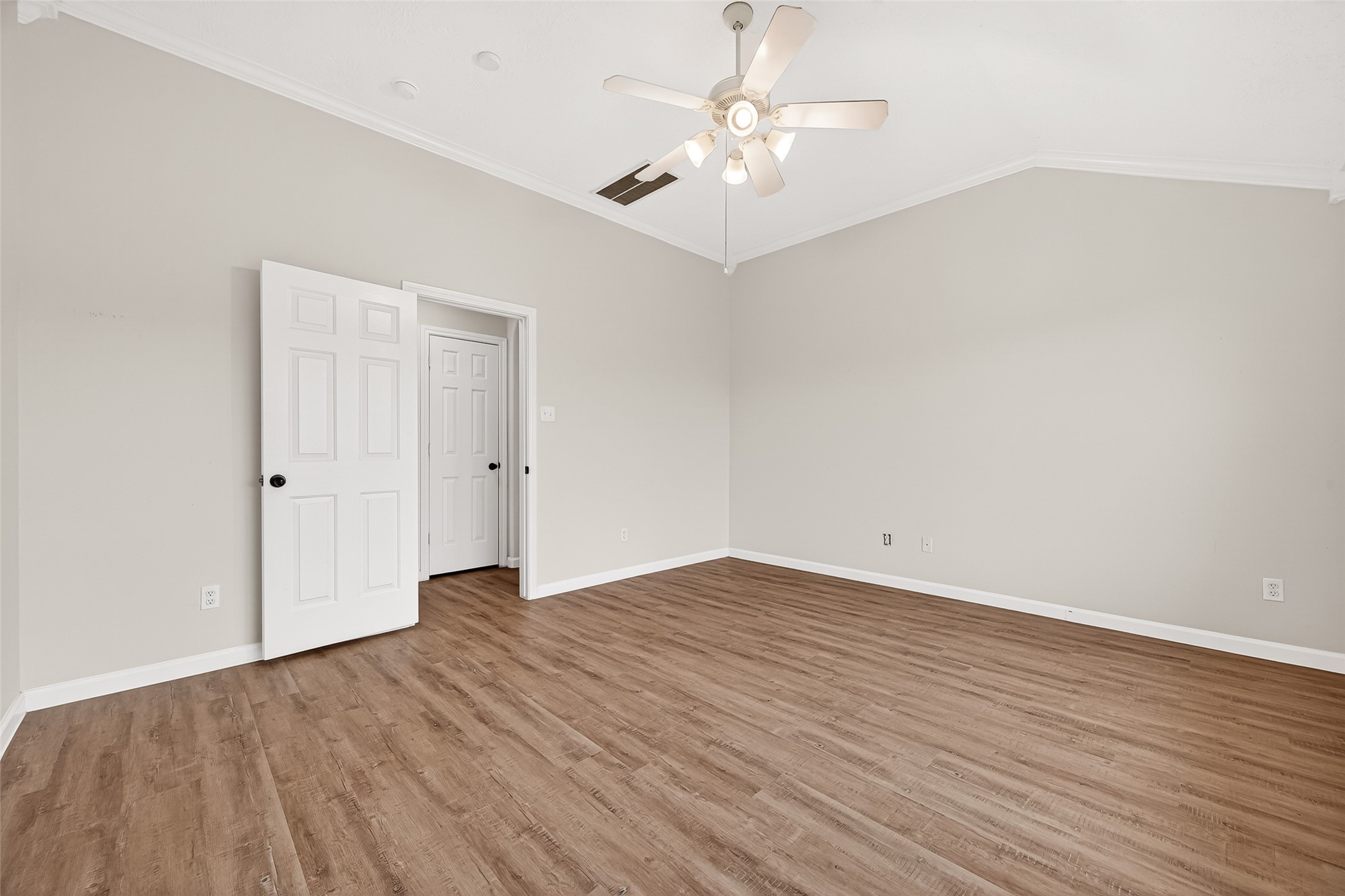 5517 Autumn Ash Lane Rosharon, TX 77583 - Photo 26 of 50 an empty room with wooden floor and ceiling fan