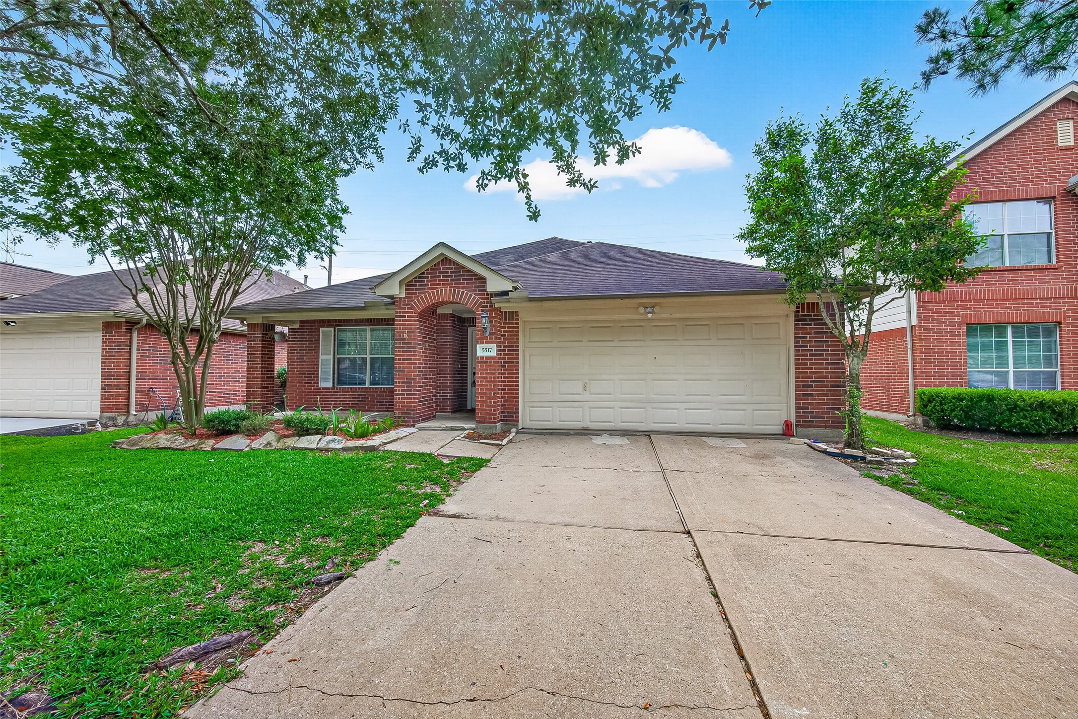 5517 Autumn Ash Lane Rosharon, TX 77583 - Photo 3 of 50 a front view of a house with garden