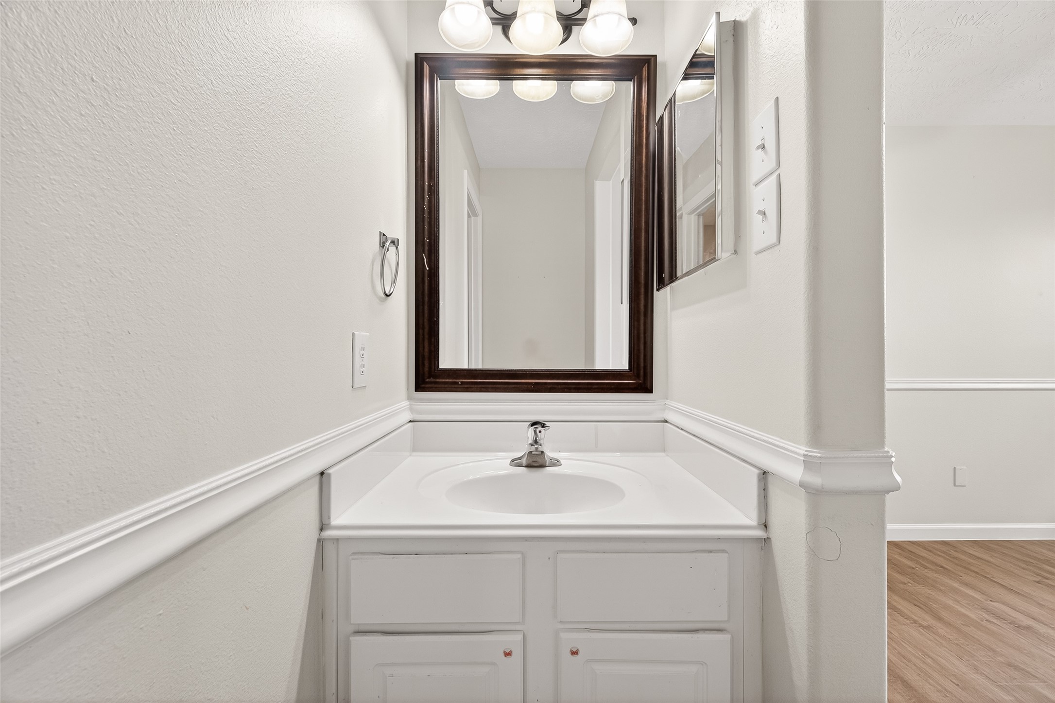 5517 Autumn Ash Lane Rosharon, TX 77583 - Photo 37 of 50 a bathroom with a sink and a mirror