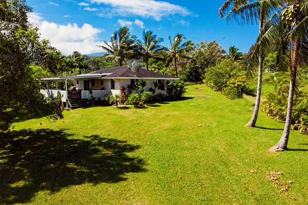 44 North Honokala Road Haiku, HI 96708 - Photo 27 of 30 a view of swimming pool with a garden