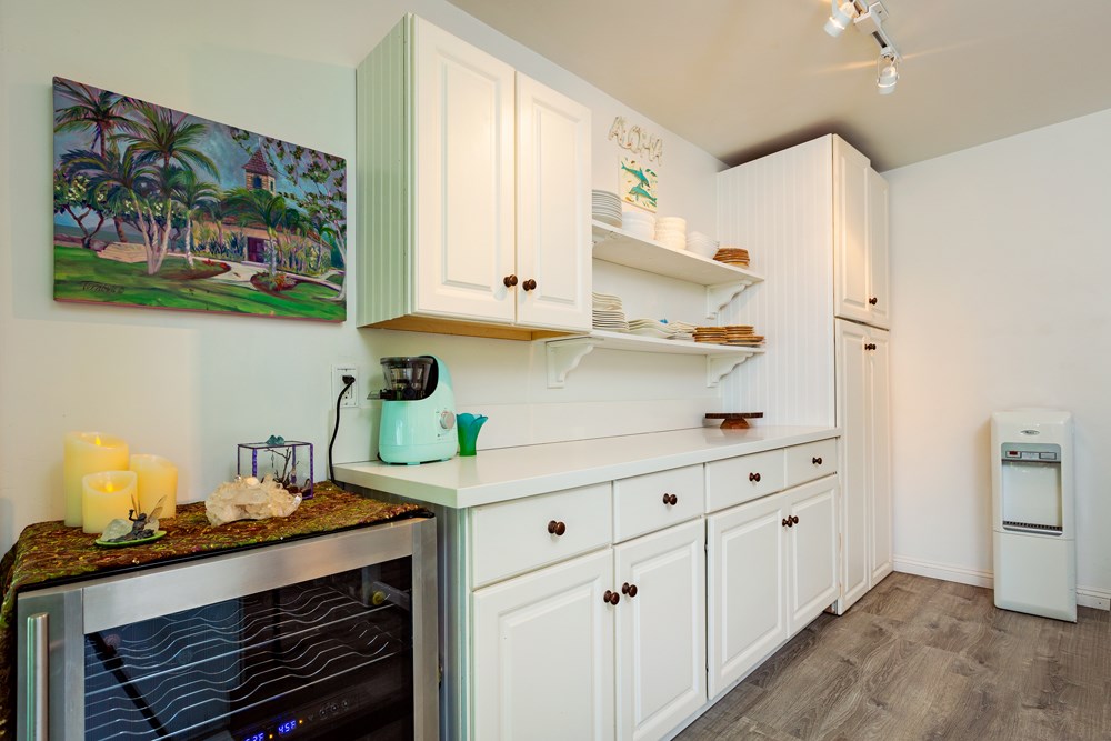 44 North Honokala Road Haiku, HI 96708 - Photo 4 of 30 a kitchen with cabinets and window