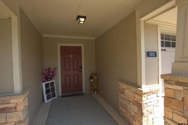 a view of a livingroom with furniture and a ceiling fan
