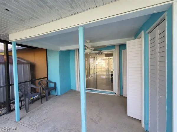 a view of entryway with livingroom