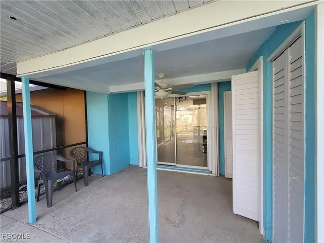 a view of entryway with livingroom