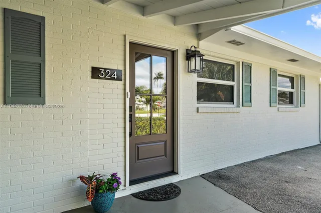 a view of entryway with dining area