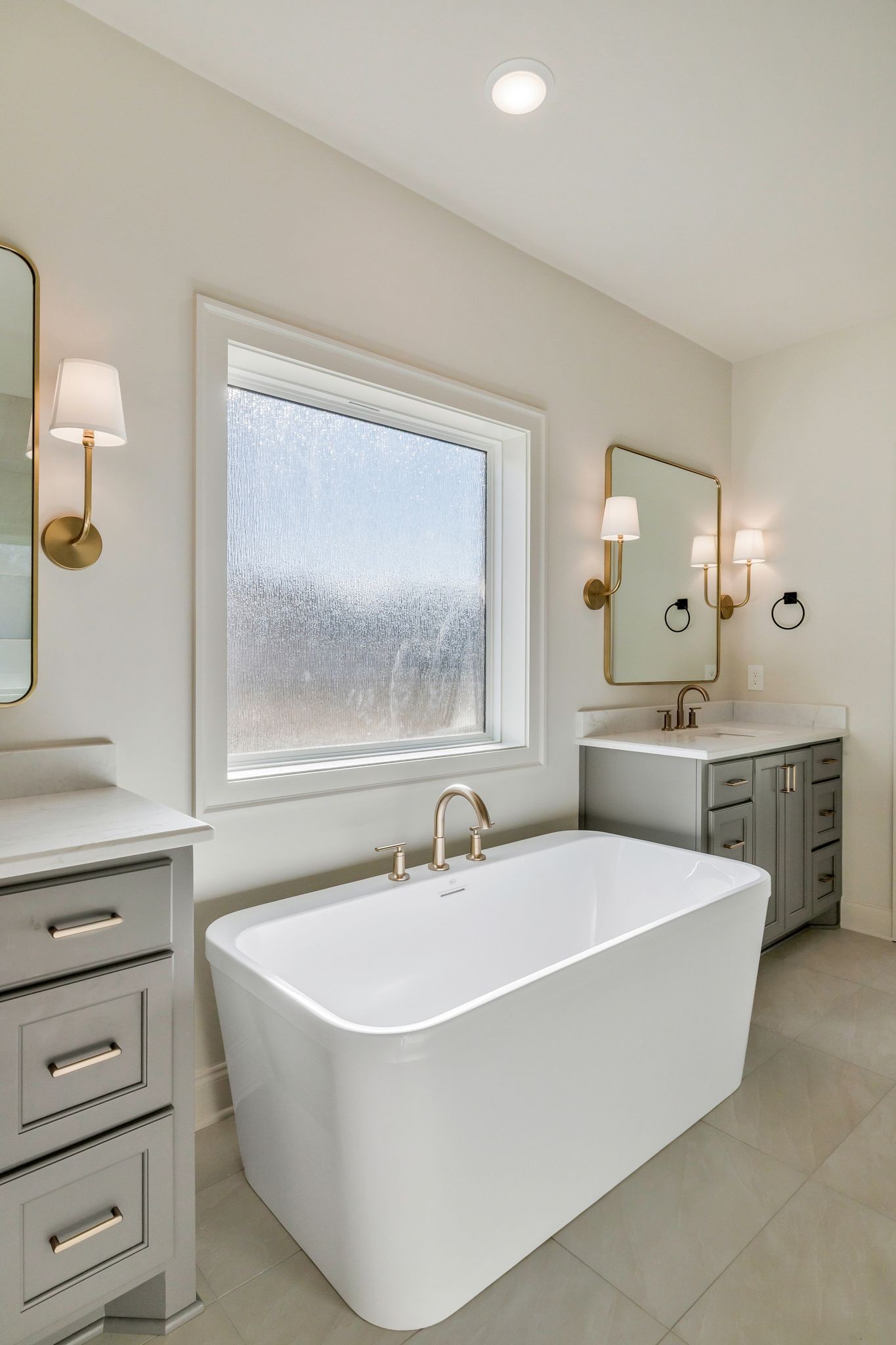 5548 Sinclair Street Murfreesboro, TN 37127 - Photo 31 of 58 a bathroom with a bathtub a mirror and a sink
