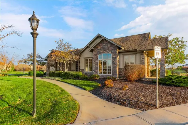 $749,500 | 9509 West 164th Street, Overland Park, KS 66085