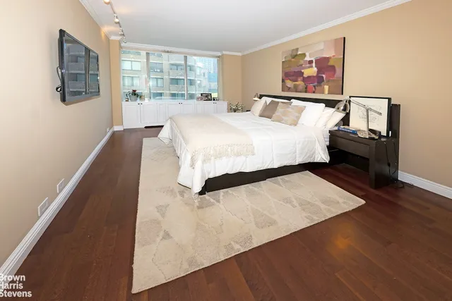 $850,000 | 61 West 62nd Street, Unit 6H | Upper West Side