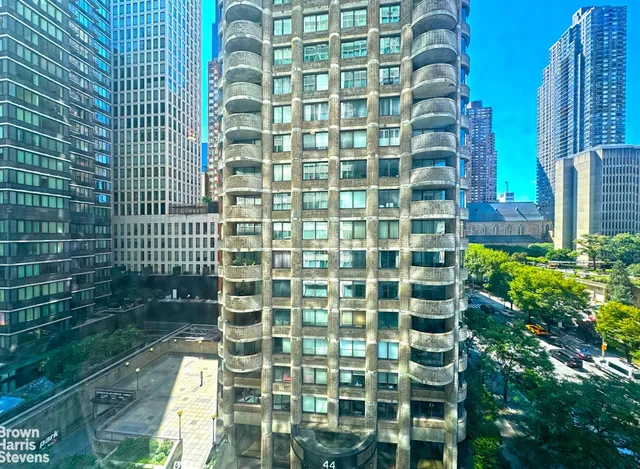 $850,000 | 61 West 62nd Street, Unit 6H | Upper West Side