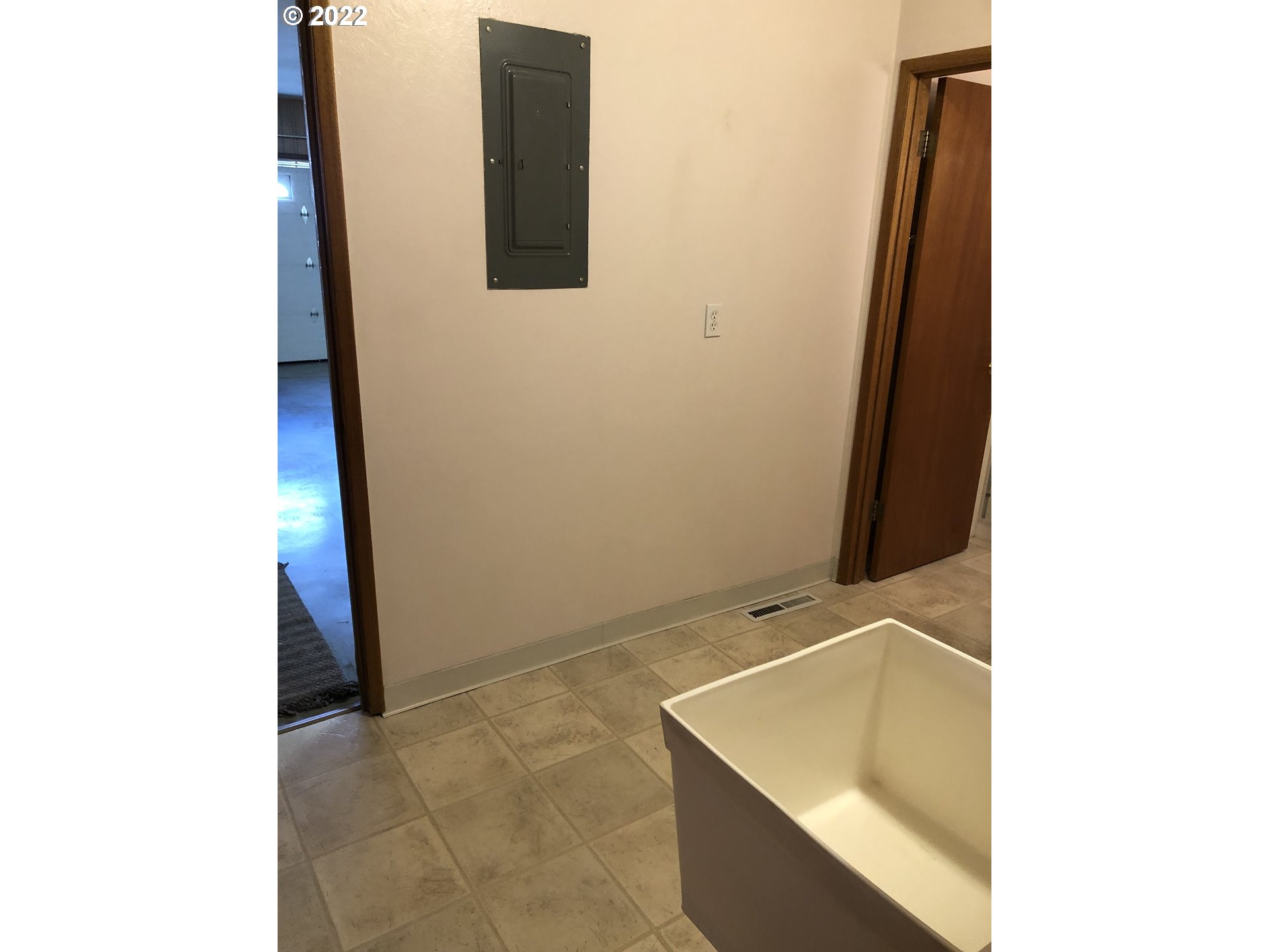 2806 Southwest Goodwin Avenue Pendleton, OR 97801 - Photo 27 of 32 a bathroom with a sink and vanity
