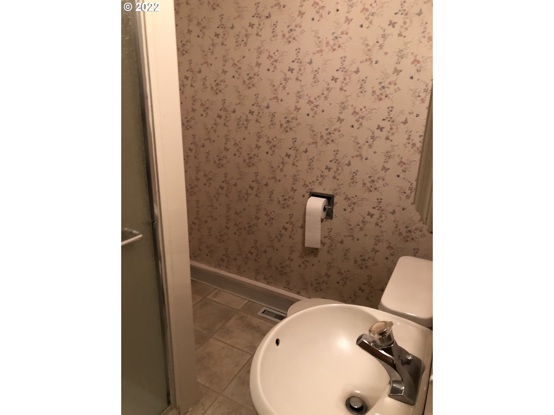 2806 Southwest Goodwin Avenue Pendleton, OR 97801 - Photo 29 of 32 a bathroom with a sink and a mirror