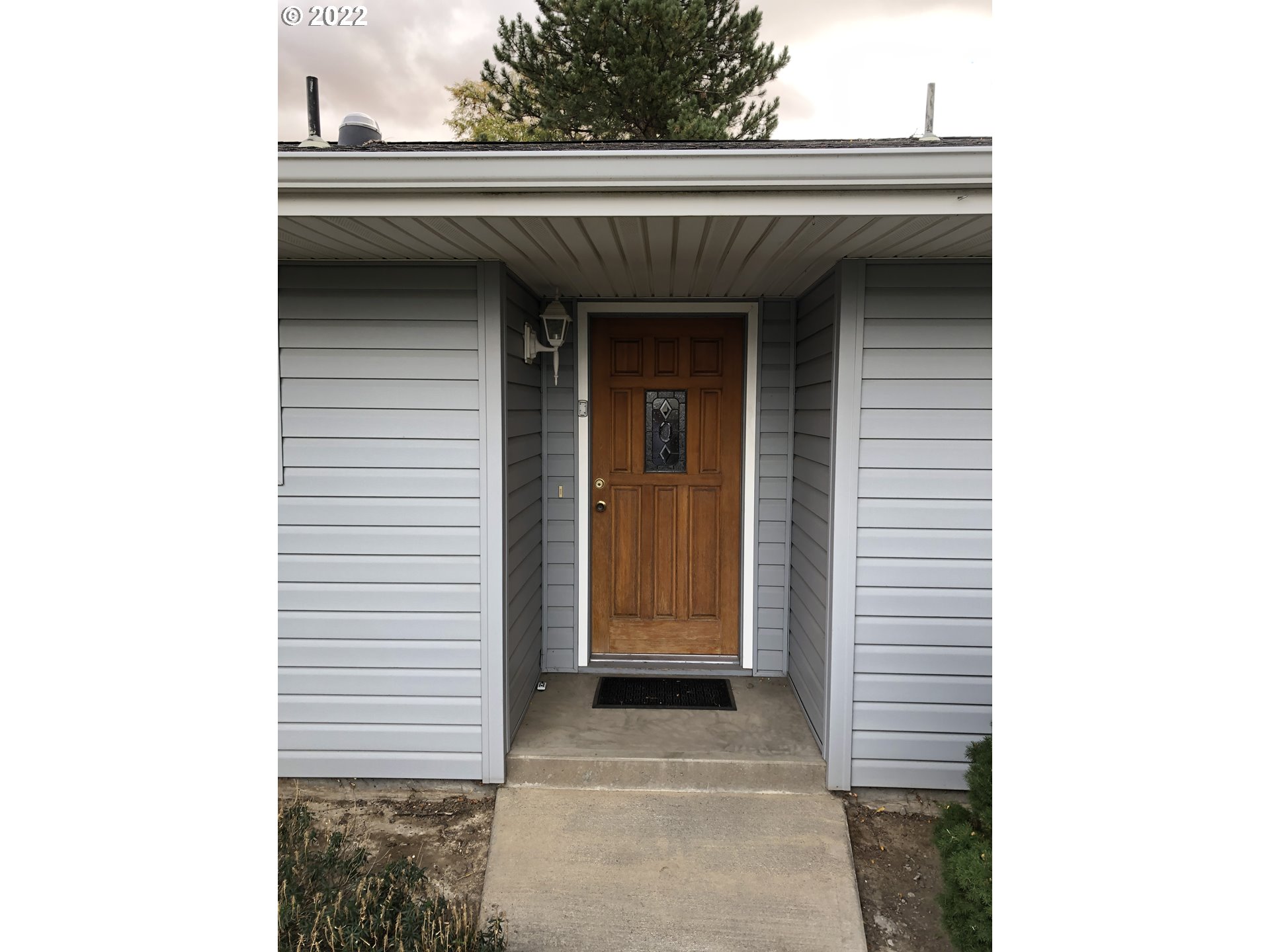 2806 Southwest Goodwin Avenue Pendleton, OR 97801 - Photo 3 of 32 a view of entryway