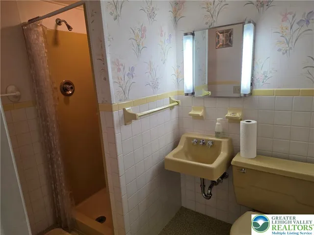 $350,000 | 233 Christmas Avenue, Bath, PA 18014