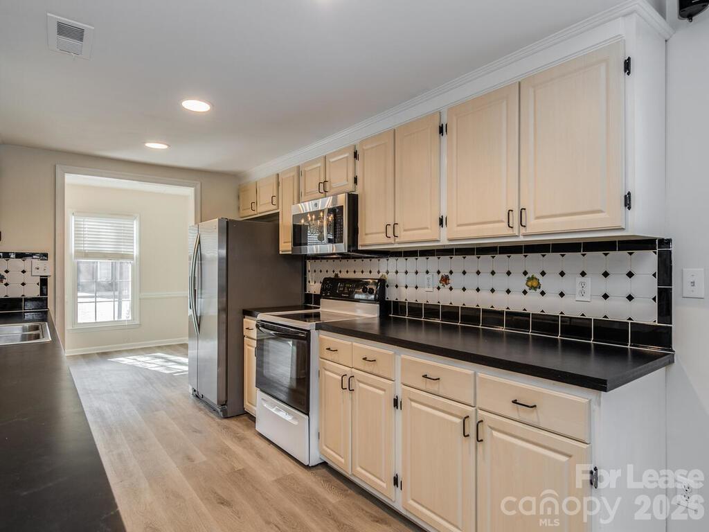 8358 Knights Bridge Road Charlotte, NC 28210 - Photo 9 of 37