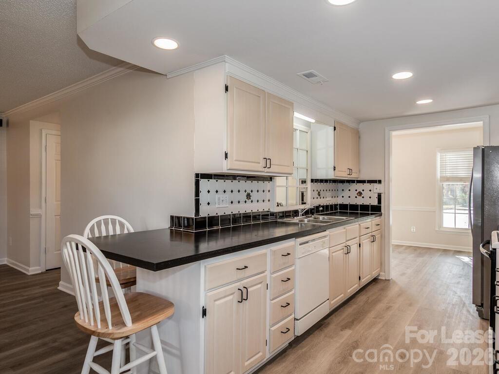 8358 Knights Bridge Road Charlotte, NC 28210 - Photo 10 of 37