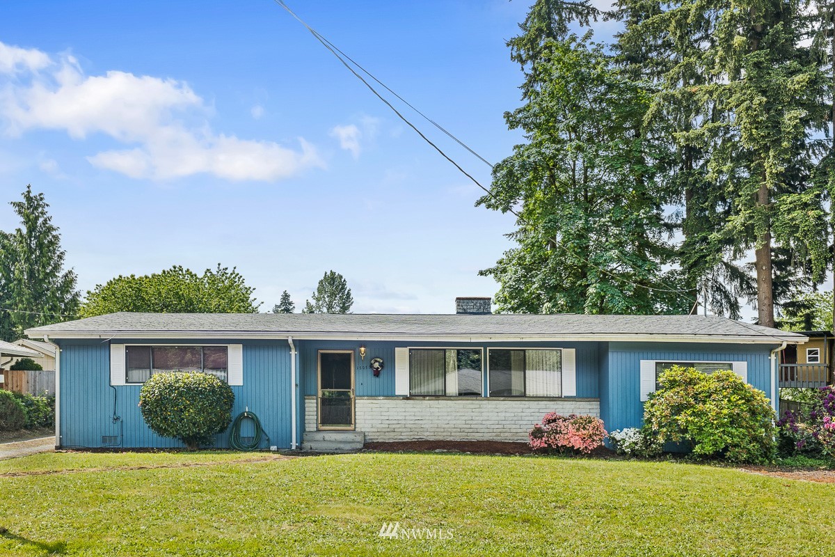 15053 Southeast 113th Street Renton, WA 98059 - Photo 1 of 31 a front view of a house with garden