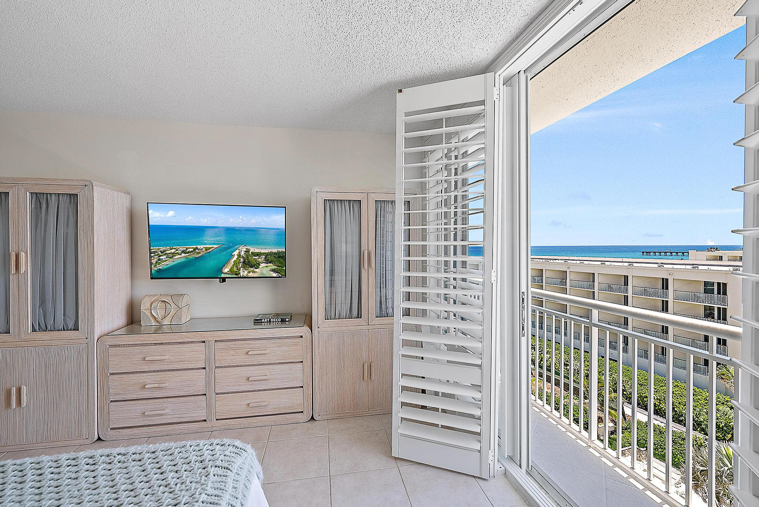 2780 South Ocean Boulevard, Unit 707 Palm Beach, FL 33480 - Photo 13 of 33 Primary Bedroom