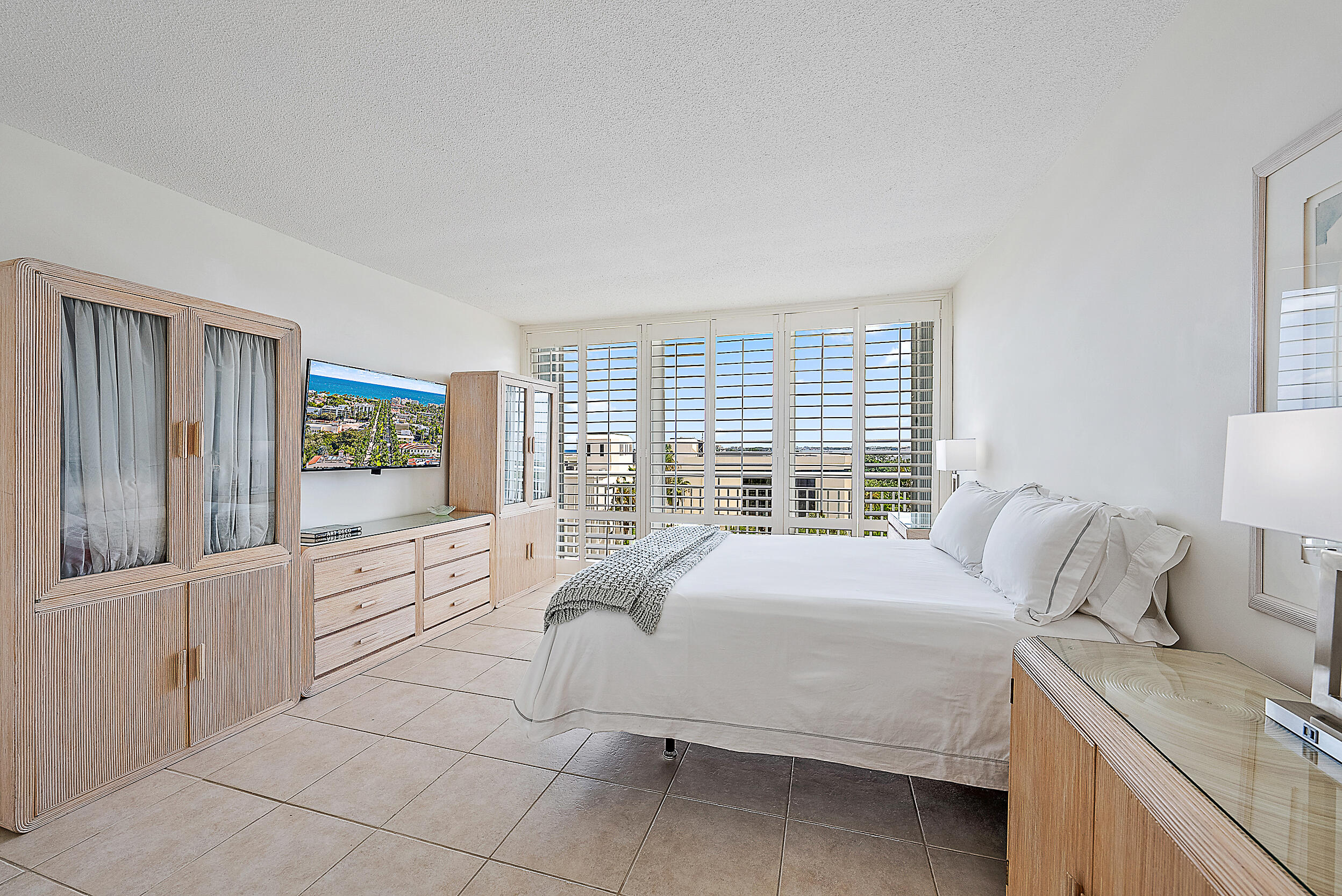 2780 South Ocean Boulevard, Unit 707 Palm Beach, FL 33480 - Photo 14 of 33 a bedroom with a bed and a dresser