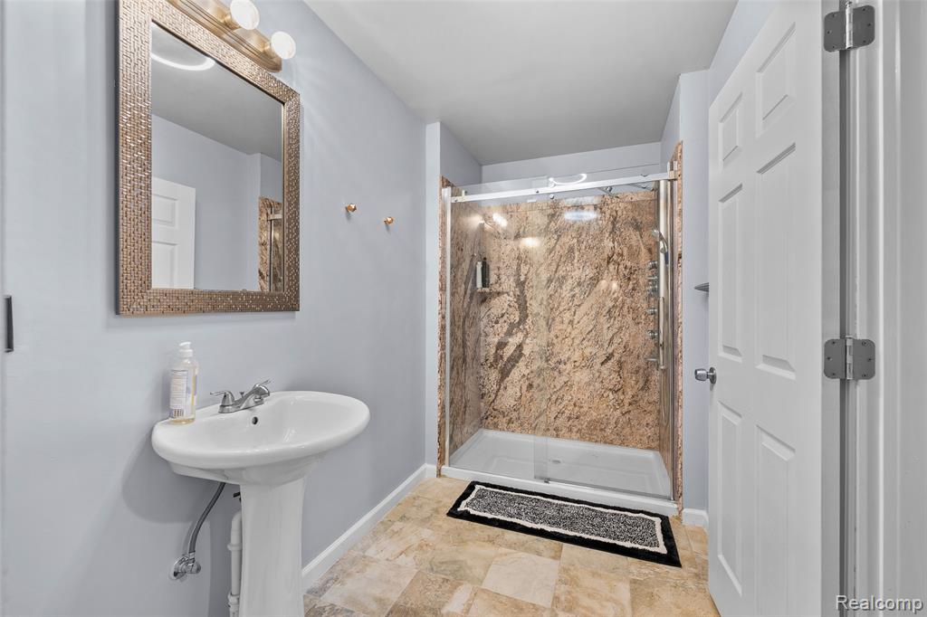 4476 Woodcliff Court Rochester, MI 48306 - Photo 49 of 74 Gallery Image 49