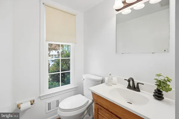 $899,999 | 7 Pitt Court, Rockville, MD 20850