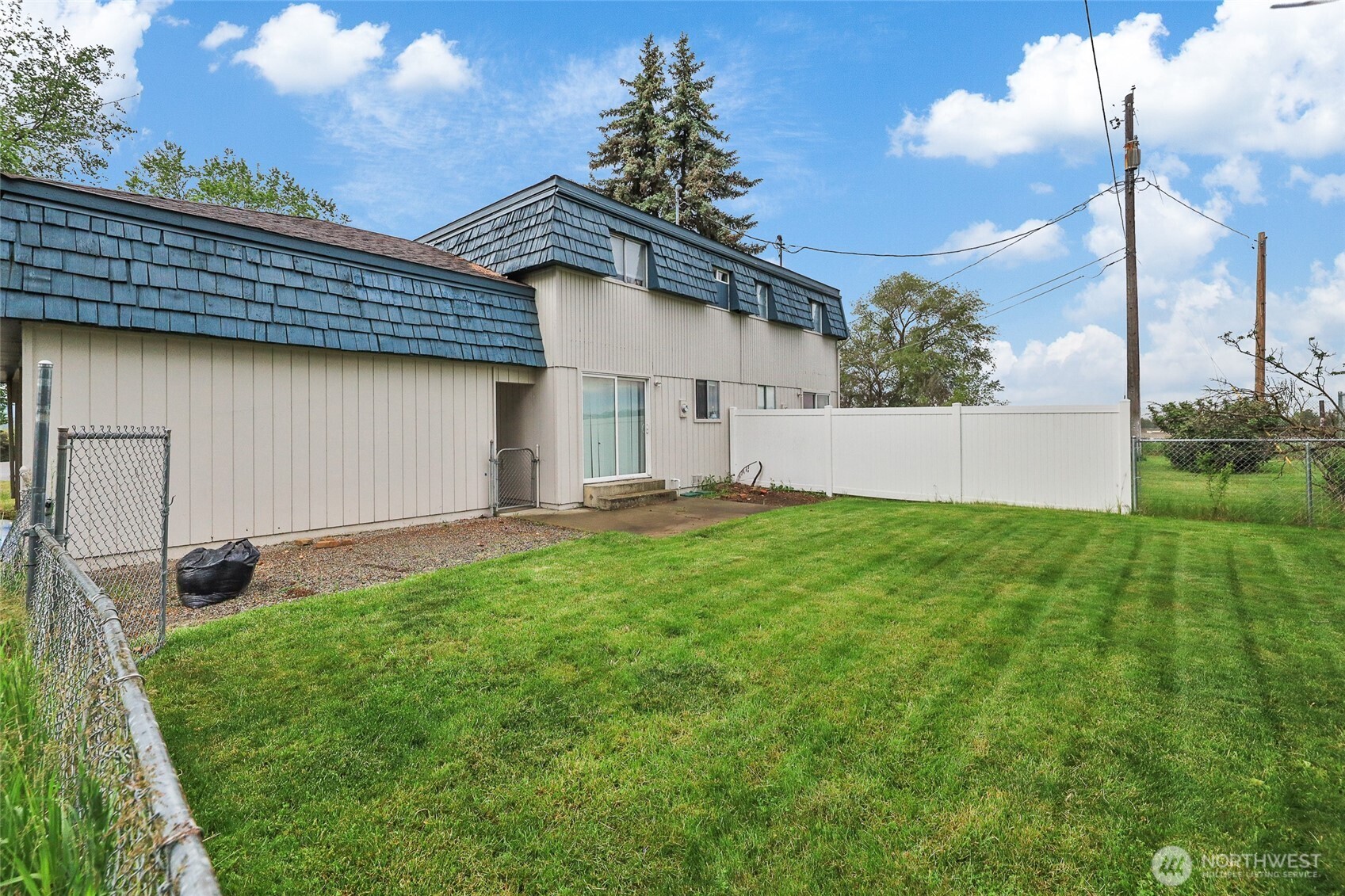 1719 North Willow Road Spokane Valley, WA 99206 - Photo 22 of 27 a backyard of a house with lots of green space