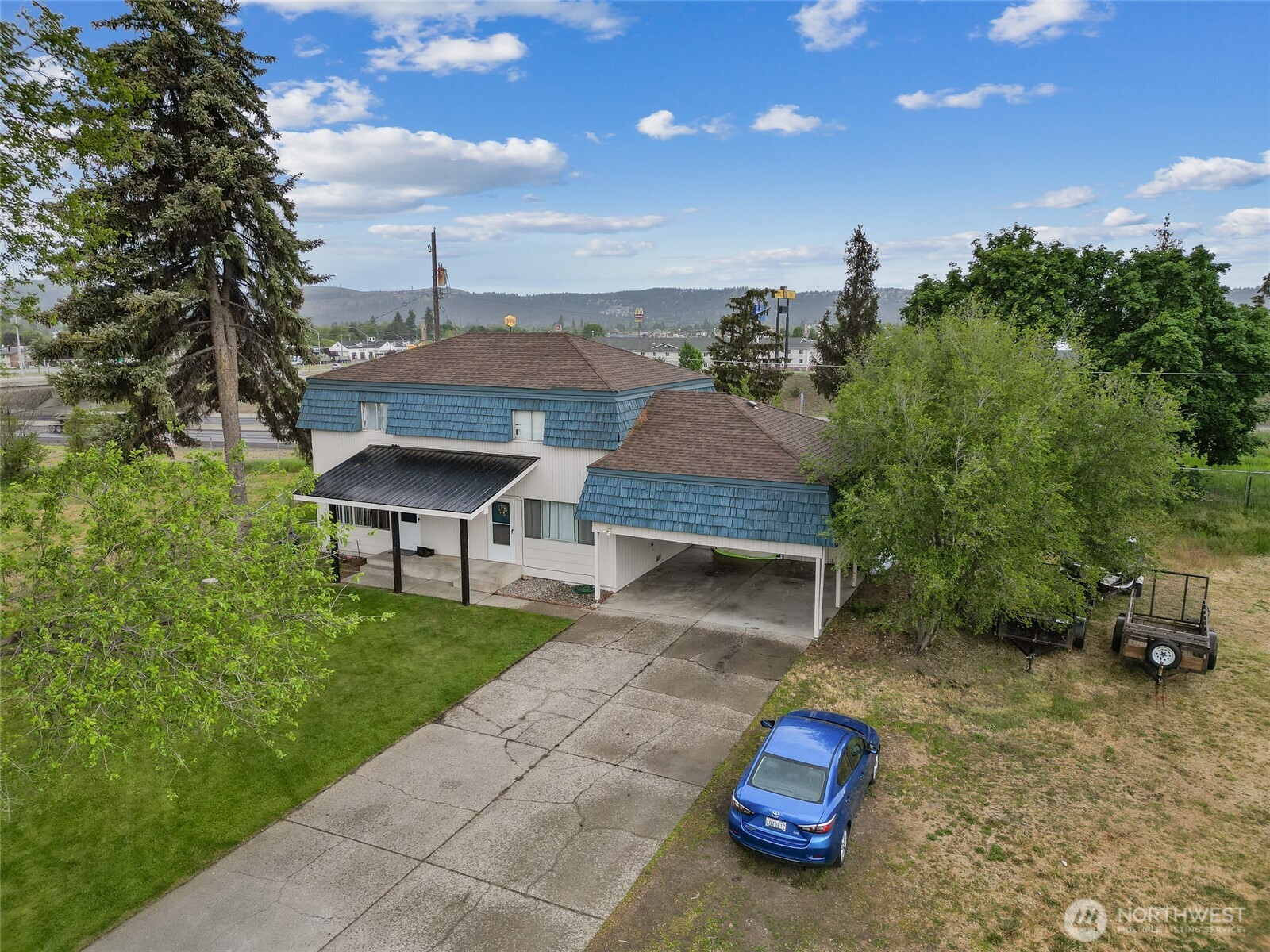 1719 North Willow Road Spokane Valley, WA 99206 - Photo 3 of 27 a aerial view of a house with a garden