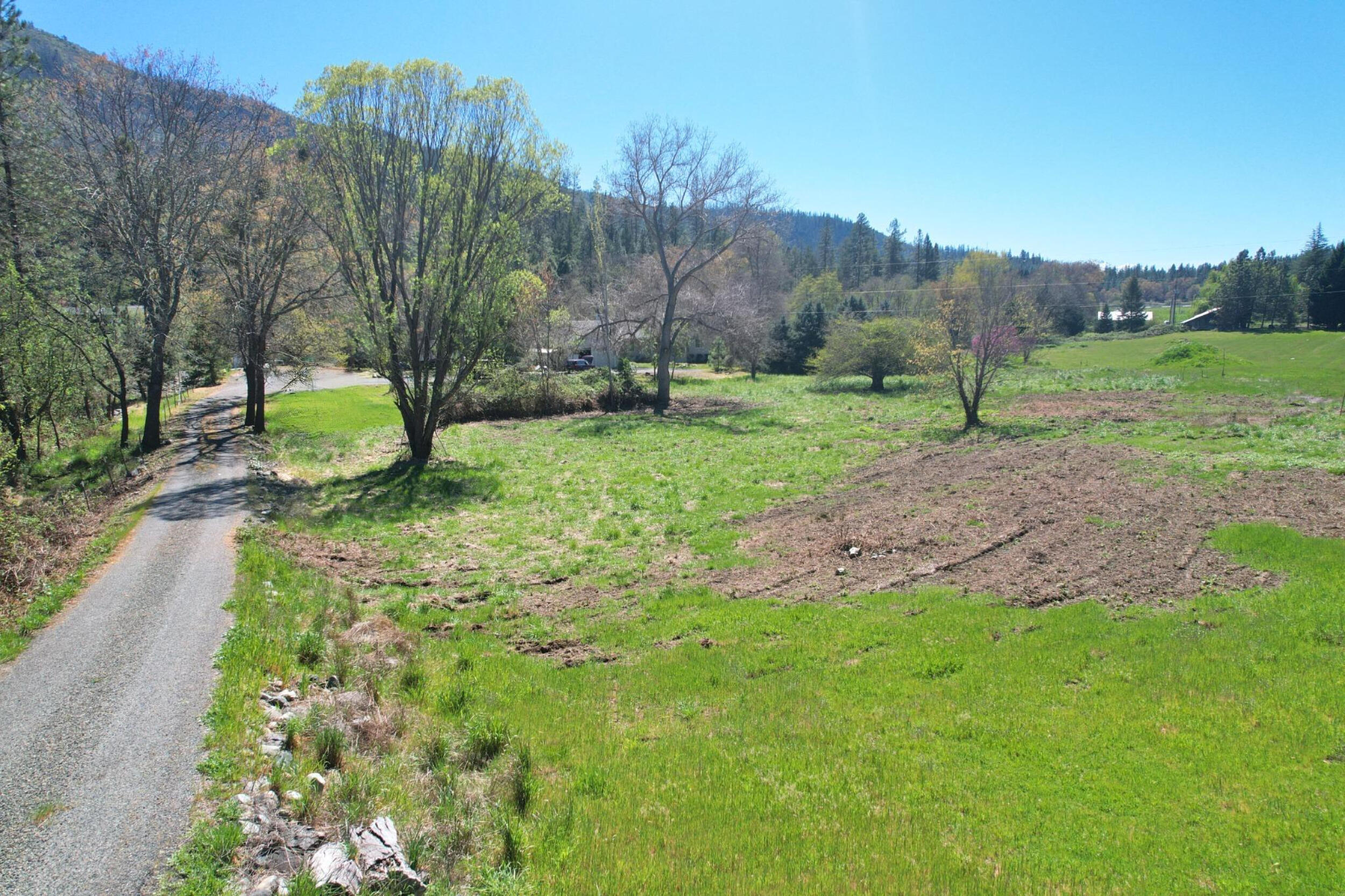7255 Upper Applegate Road Jacksonville, OR 97530 - Photo 5 of 50 driveway entrance
