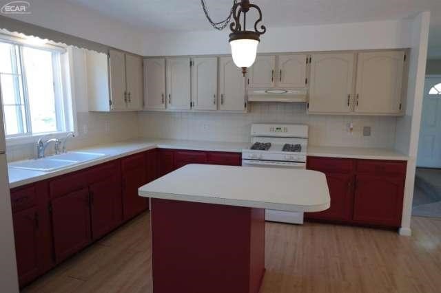 231 Armstrong Fenton, MI 48430 - Photo 2 of 20 21132549-1.JPG