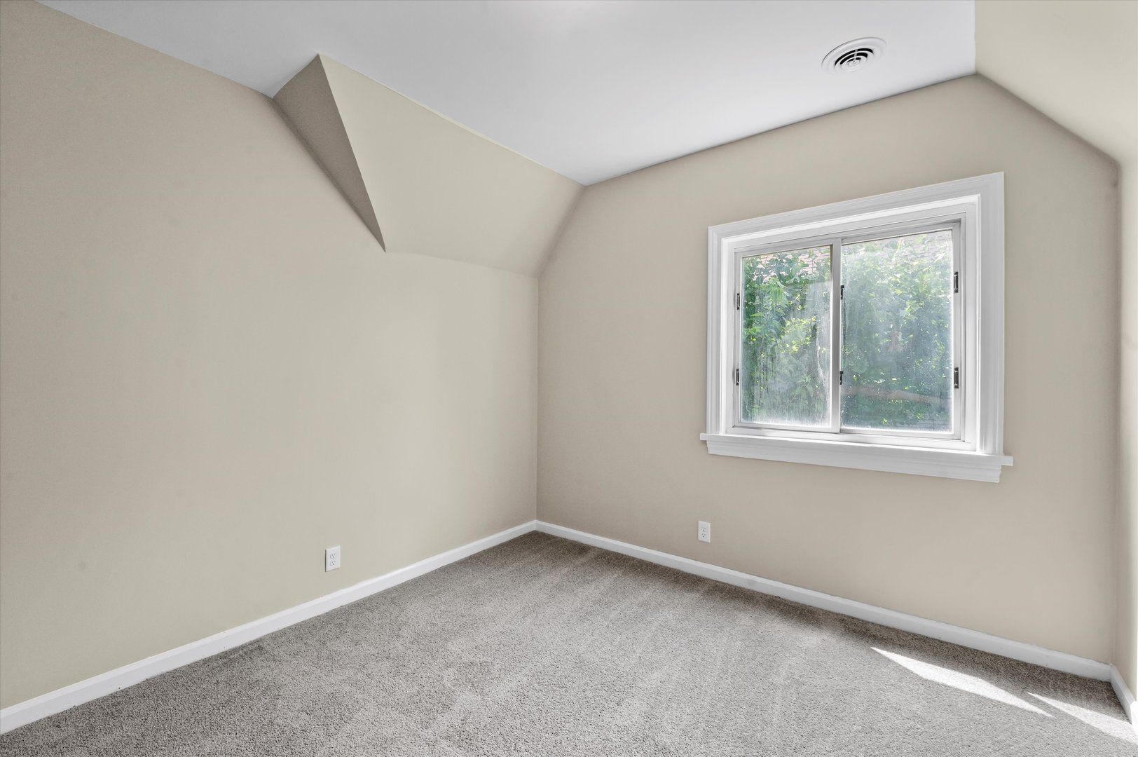 7224 South Union Avenue Chicago, IL 60621 - Photo 27 of 43 an empty room with a window