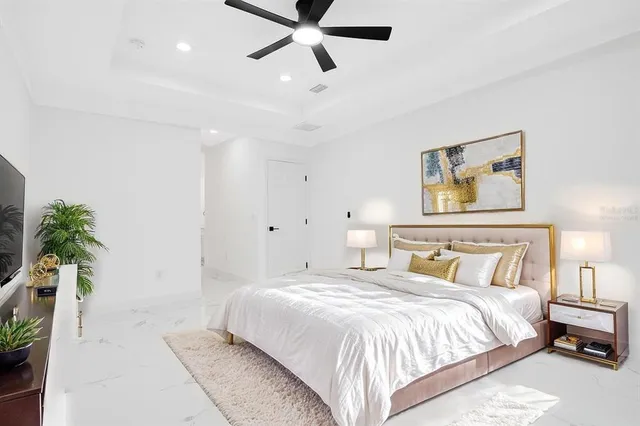 en empty room with ceiling fan