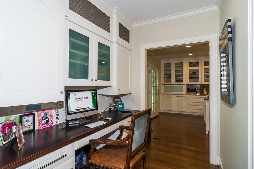 8115 Spring Mill Road Indianapolis, IN 46260 - Photo 10 of 20 Gallery Image 10