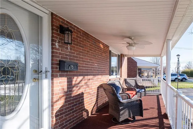 a view of a livingroom with furniture