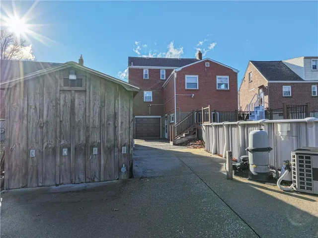 a view of entryway with garden