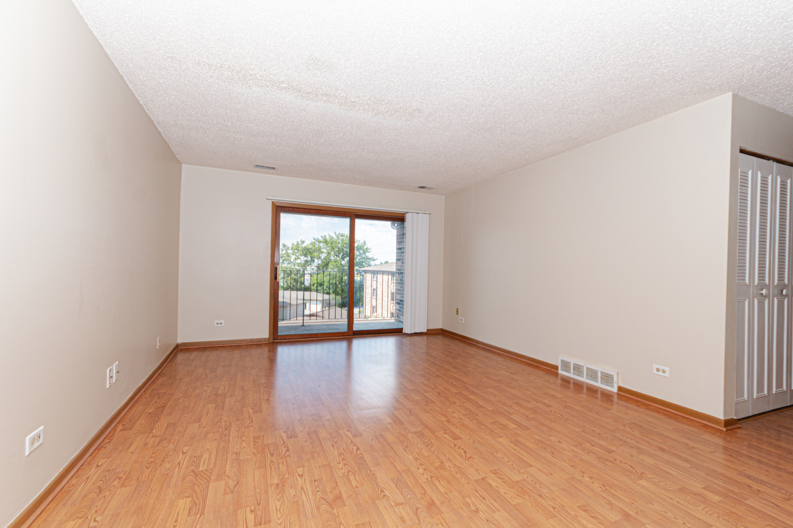 10532 Ridge Cove Drive, Unit 35A Chicago Ridge, IL 60415 - Photo 3 of 20 Gallery Image 3