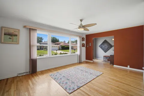 $450,000 | 2176 North Westmoreland Drive, Palatine, IL 60074